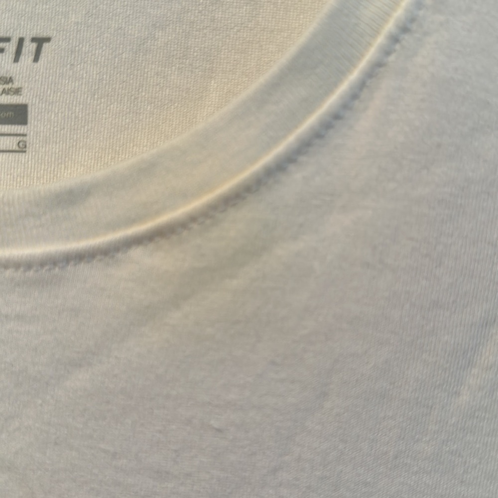 Nike Women’s T-shirt Large - spot on collar - Picture 4 of 4